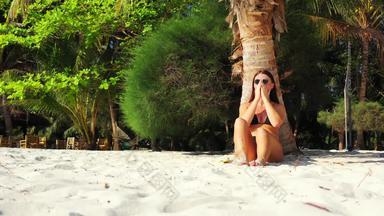 漂亮的有趣的女性拍的享受生活<strong>海滩</strong>清<strong>洁白</strong>色沙子蓝色的背景
